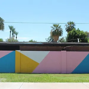 Newly Remodeled Midcentury Pink Flamingo Casa Holiday home Phoenix