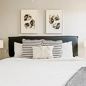 Stylish Retreat - King Beds - Walk To Sloans Apartment